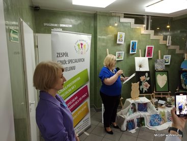 „Przez niebieskie okulary” - wernisaż wystawy uczniów Zespołu Szkół Specjalnych w Wieluniu