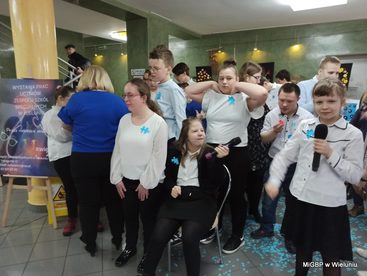 „Przez niebieskie okulary” - wernisaż wystawy uczniów Zespołu Szkół Specjalnych w Wieluniu