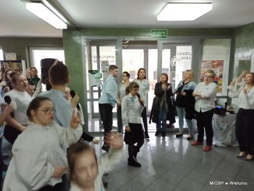 „Przez niebieskie okulary” - wernisaż wystawy uczniów Zespołu Szkół Specjalnych w Wieluniu