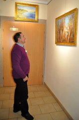 Krzysztof Goclik pokazuje swoje prace na wystawie w Praszce