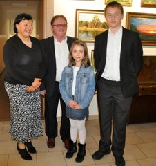 Krzysztof Goclik pokazuje swoje prace na wystawie w Praszce