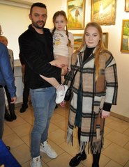 Krzysztof Goclik pokazuje swoje prace na wystawie w Praszce