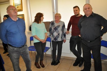 Krzysztof Goclik pokazuje swoje prace na wystawie w Praszce