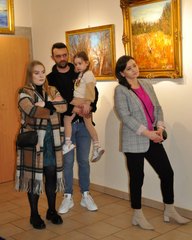 Krzysztof Goclik pokazuje swoje prace na wystawie w Praszce