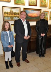 Krzysztof Goclik pokazuje swoje prace na wystawie w Praszce
