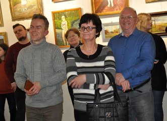 Krzysztof Goclik pokazuje swoje prace na wystawie w Praszce