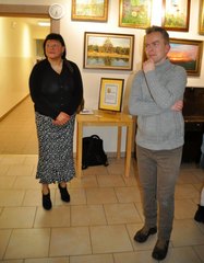 Krzysztof Goclik pokazuje swoje prace na wystawie w Praszce