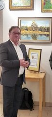 Krzysztof Goclik pokazuje swoje prace na wystawie w Praszce