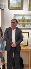Krzysztof Goclik pokazuje swoje prace na wystawie w Praszce