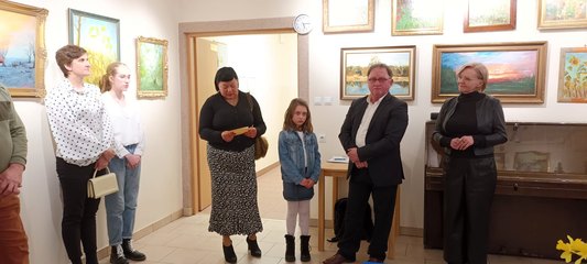 Krzysztof Goclik pokazuje swoje prace na wystawie w Praszce
