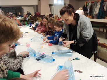 Gmina Wieluń:  „Recyklingowe kwiaty” -  Kulturalne Przejażdżki tym razem w Widoradzu