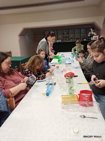 Gmina Wieluń:  „Recyklingowe kwiaty” -  Kulturalne Przejażdżki tym razem w Widoradzu