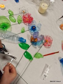 Gmina Wieluń:  „Recyklingowe kwiaty” -  Kulturalne Przejażdżki tym razem w Widoradzu