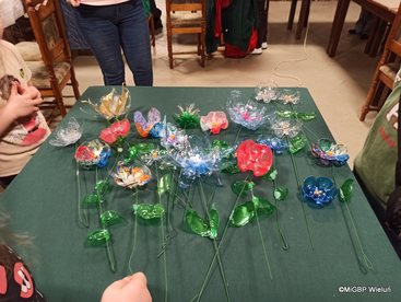 Gmina Wieluń:  „Recyklingowe kwiaty” -  Kulturalne Przejażdżki tym razem w Widoradzu