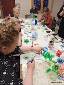 Gmina Wieluń:  „Recyklingowe kwiaty” -  Kulturalne Przejażdżki tym razem w Widoradzu