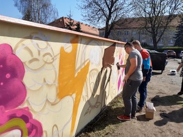 Kolejny mural, tym razem na dziedzińcu Biblioteki Powiatowej w Wieluniu