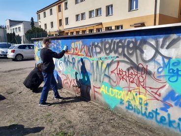 Kolejny mural, tym razem na dziedzińcu Biblioteki Powiatowej w Wieluniu
