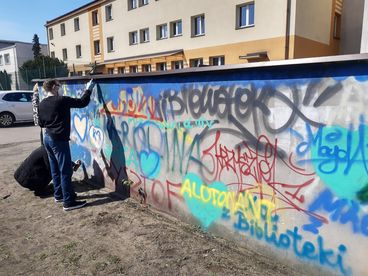 Kolejny mural, tym razem na dziedzińcu Biblioteki Powiatowej w Wieluniu