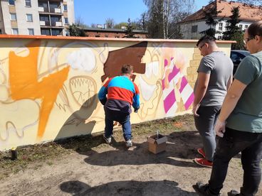 Kolejny mural, tym razem na dziedzińcu Biblioteki Powiatowej w Wieluniu