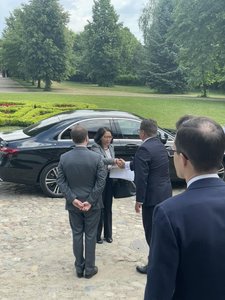 Ambasadorowie zjechali do Ożarowa, odwiedzą też Wieluń