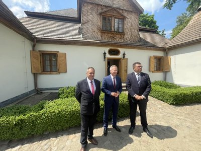 Ambasadorowie zjechali do Ożarowa, odwiedzą też Wieluń