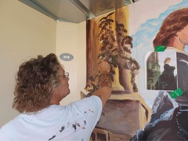 Artystyczne murale na przystankach w gminie Wieluń. Jest ich coraz więcej i powstają kolejne