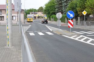 Fragment drogi wojewódzkiej w Działoszynie już po przebudowie. Marszałek Schreiber spotkał się dziś też sołtysami