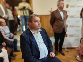 Fragment drogi wojewódzkiej w Działoszynie już po przebudowie. Marszałek Schreiber spotkał się dziś też sołtysami