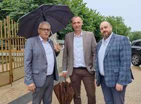 Fragment drogi wojewódzkiej w Działoszynie już po przebudowie. Marszałek Schreiber spotkał się dziś też sołtysami