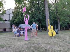 Kolorowa instalacja w parku im. Żwirki i Wigury – kolejny pomysł Wieluńskiego Domu Kultury