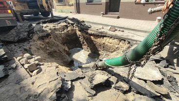 Zapadł się fragment ulicy Różanej w Wieluniu. Ruch został tam wstrzymany
