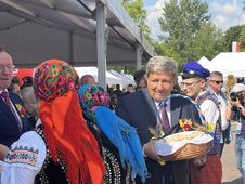 Dożynki wojewódzkie w Paradyżu przyciągnęły tłumy odwiedzających. Były m.in. stoiska KGW, koncerty i wybór najpiękniejszego wieńca