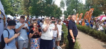 Dożynki wojewódzkie w Paradyżu przyciągnęły tłumy odwiedzających. Były m.in. stoiska KGW, koncerty i wybór najpiękniejszego wieńca