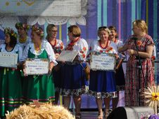 Dożynki wojewódzkie w Paradyżu przyciągnęły tłumy odwiedzających. Były m.in. stoiska KGW, koncerty i wybór najpiękniejszego wieńca