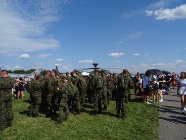 Setki tysięcy ludzi na Międzynarodowych Pokazach Lotniczych Air Show w Radomiu