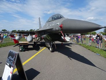 Setki tysięcy ludzi na Międzynarodowych Pokazach Lotniczych Air Show w Radomiu