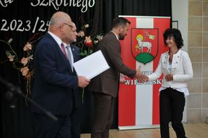 Powiatowa inauguracja roku szkolnego 2023/2024 odbyła się w I LO w Wieluniu