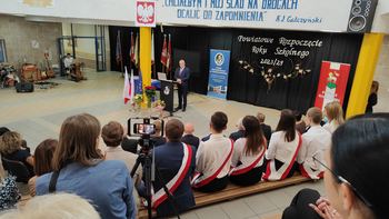 Powiatowa inauguracja roku szkolnego 2023/2024 odbyła się w I LO w Wieluniu