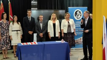 Powiatowa inauguracja roku szkolnego 2023/2024 odbyła się w I LO w Wieluniu