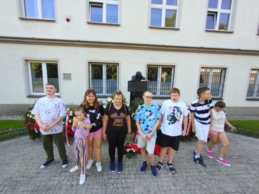 Uczniowie wieluńskiego Zespołu Szkół Specjalnych wyruszyli w teren. Zobaczyli miejsca związane z historią