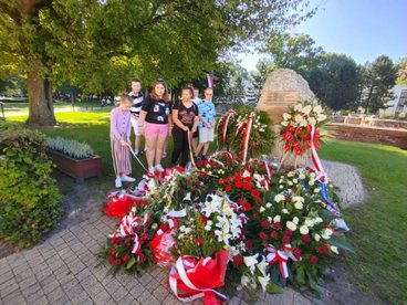 Uczniowie wieluńskiego Zespołu Szkół Specjalnych wyruszyli w teren. Zobaczyli miejsca związane z historią