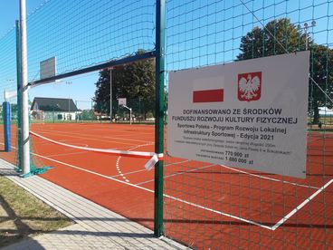 Powiat wieruszowski: uczniowie z Sokolnik mają nowe boisko