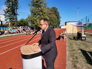 Powiat wieruszowski: uczniowie z Sokolnik mają nowe boisko