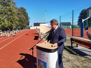 Powiat wieruszowski: uczniowie z Sokolnik mają nowe boisko