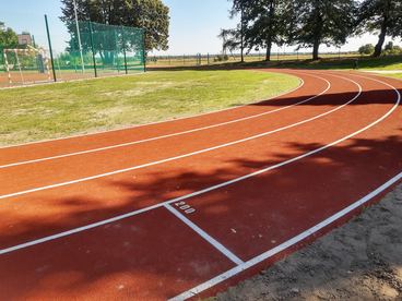 Powiat wieruszowski: uczniowie z Sokolnik mają nowe boisko