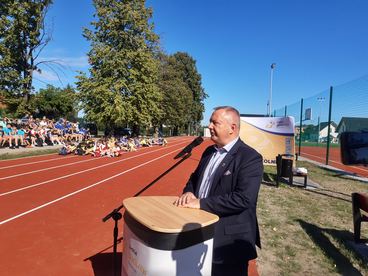 Powiat wieruszowski: uczniowie z Sokolnik mają nowe boisko