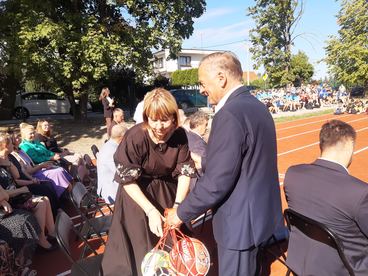 Powiat wieruszowski: uczniowie z Sokolnik mają nowe boisko