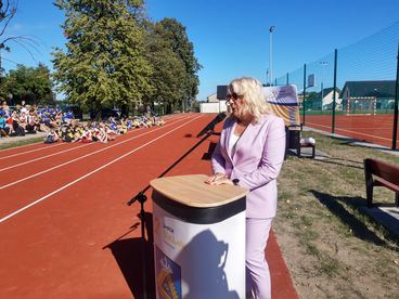 Powiat wieruszowski: uczniowie z Sokolnik mają nowe boisko
