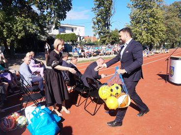 Powiat wieruszowski: uczniowie z Sokolnik mają nowe boisko