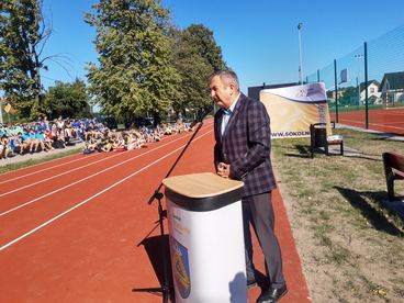 Powiat wieruszowski: uczniowie z Sokolnik mają nowe boisko